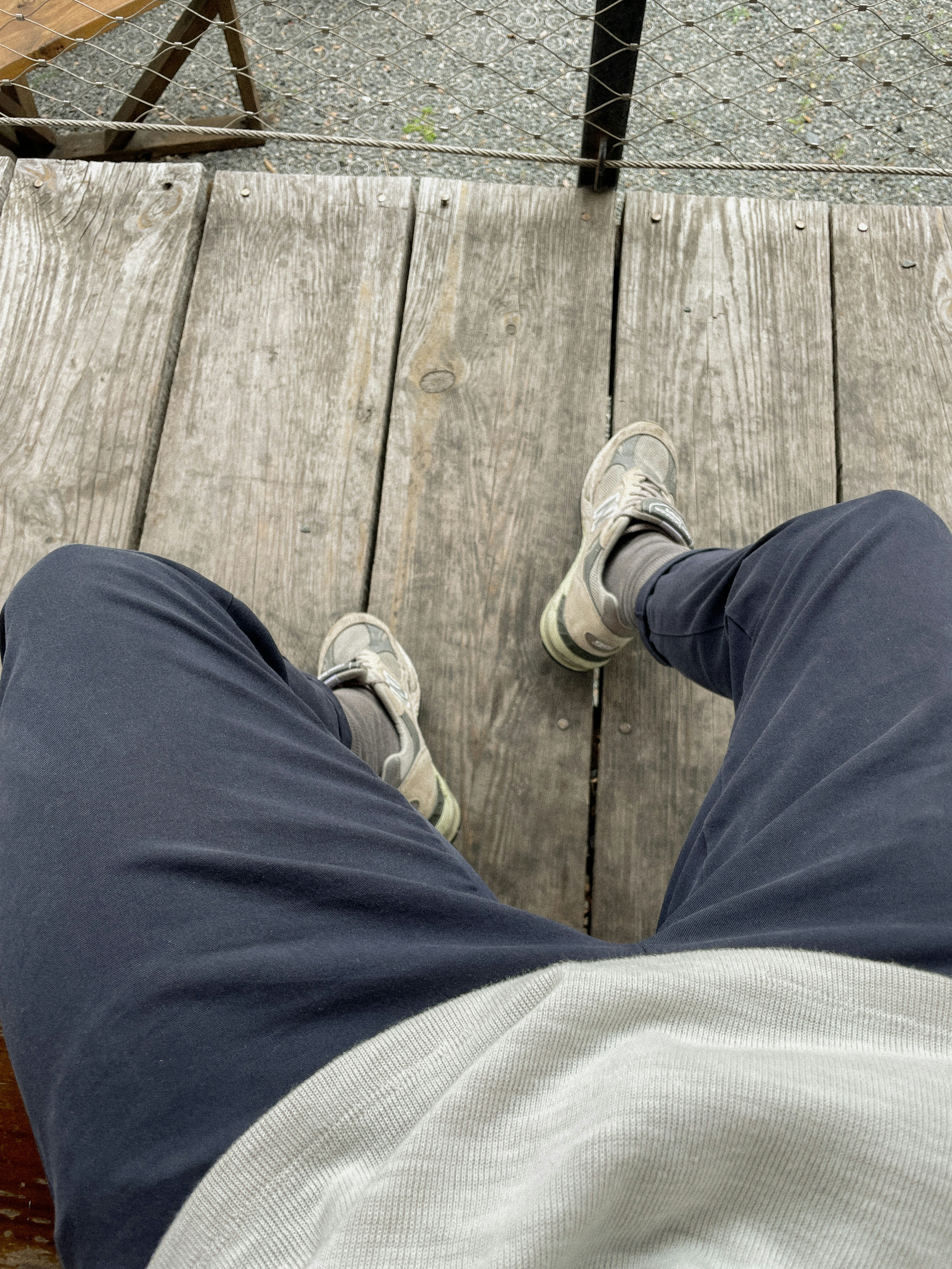 Tampil Rapi Tanpa Gerah! Kenapa Jogger Pants Jadi Kunci Street Style Pria Modern?