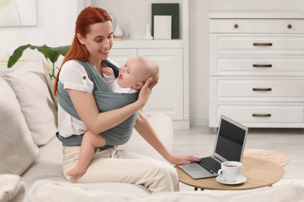 Bayi Susah Ditinggal? Coba 5 Aktivitas Produktif Sambil Menggendong yang Tetap Nyaman