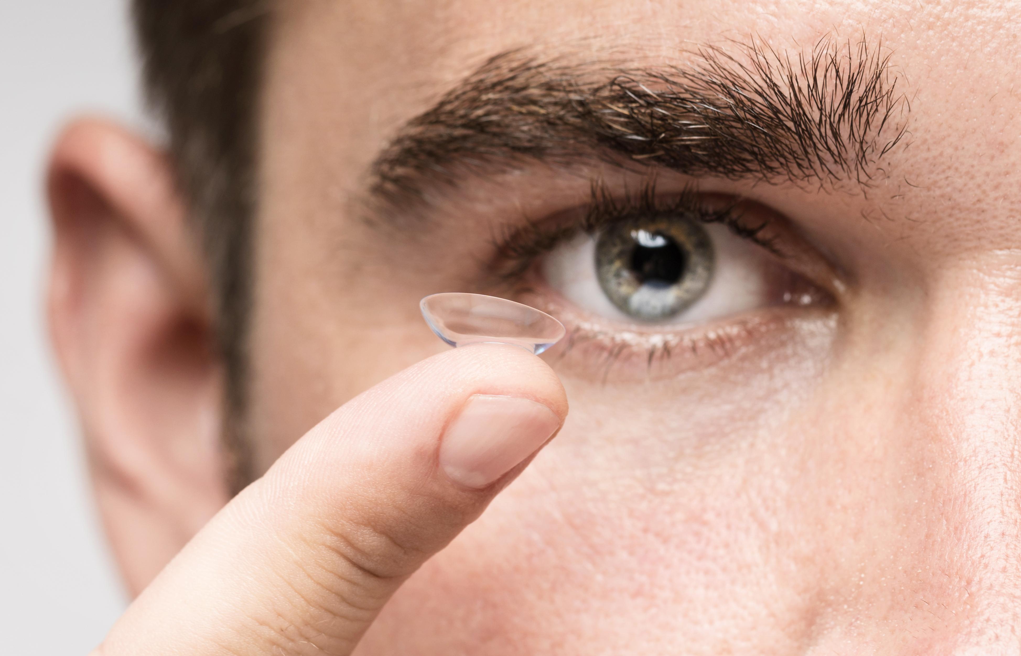 Mana Lebih Praktis, Softlens atau Kacamata? Simak Plus Minusnya!