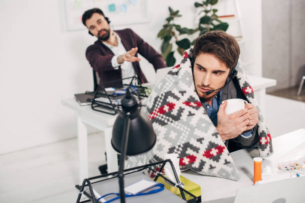 Sering Kedinginan Saat di Kantor? Selimut Hoodie Siap Menghangatkanmu!