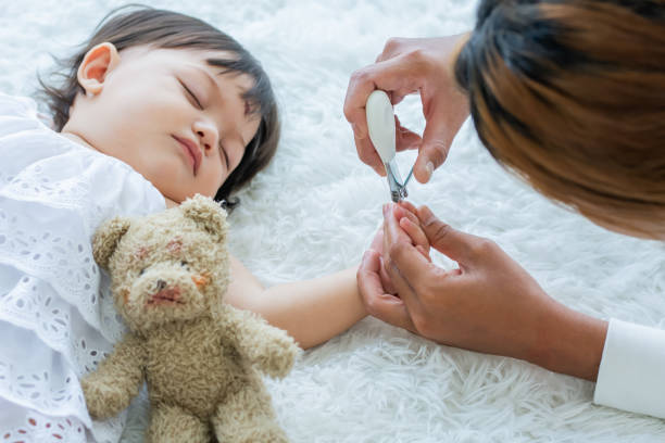 Bayi Sering Menggaruk Wajah? Ini Cara Aman Merapikan Kukunya