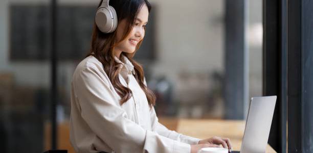 10 Hack Kerja di Kantor Open Space Biar Tetap Fokus