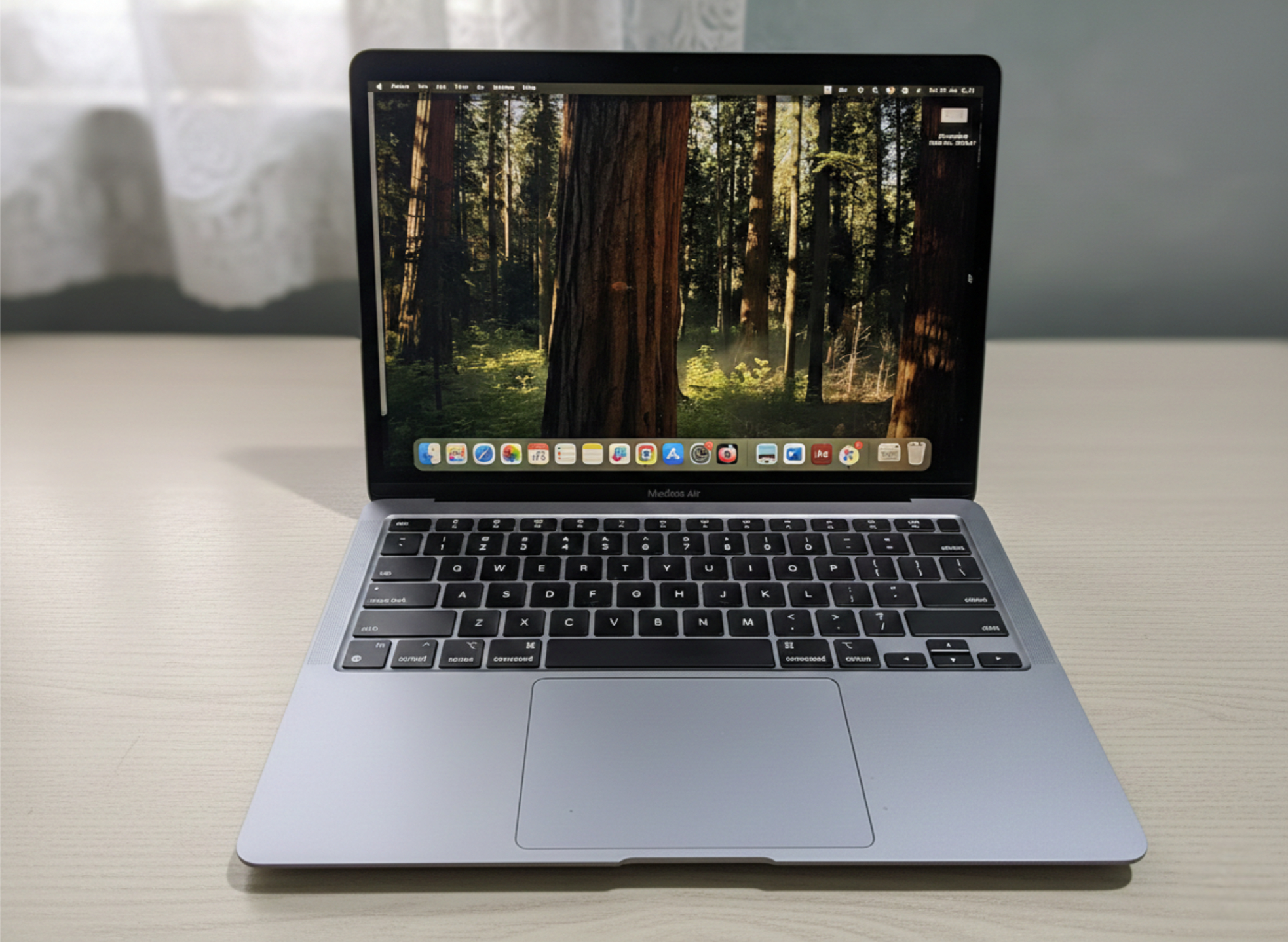 Review MacBook Air M1: Masih Worth It Dipakai Saat Ini?