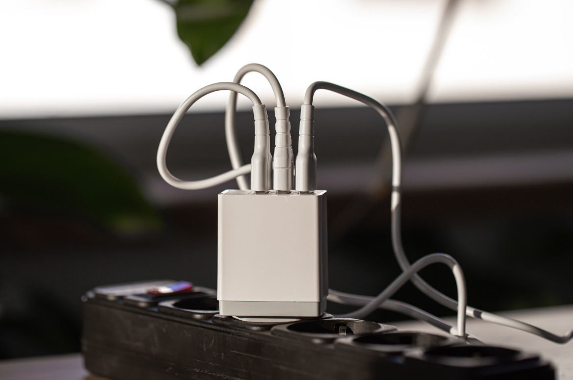 5 Alasan Kenapa Charger Multi Port Wajib Dimiliki Oleh yang Punya Banyak HP dan Gadget