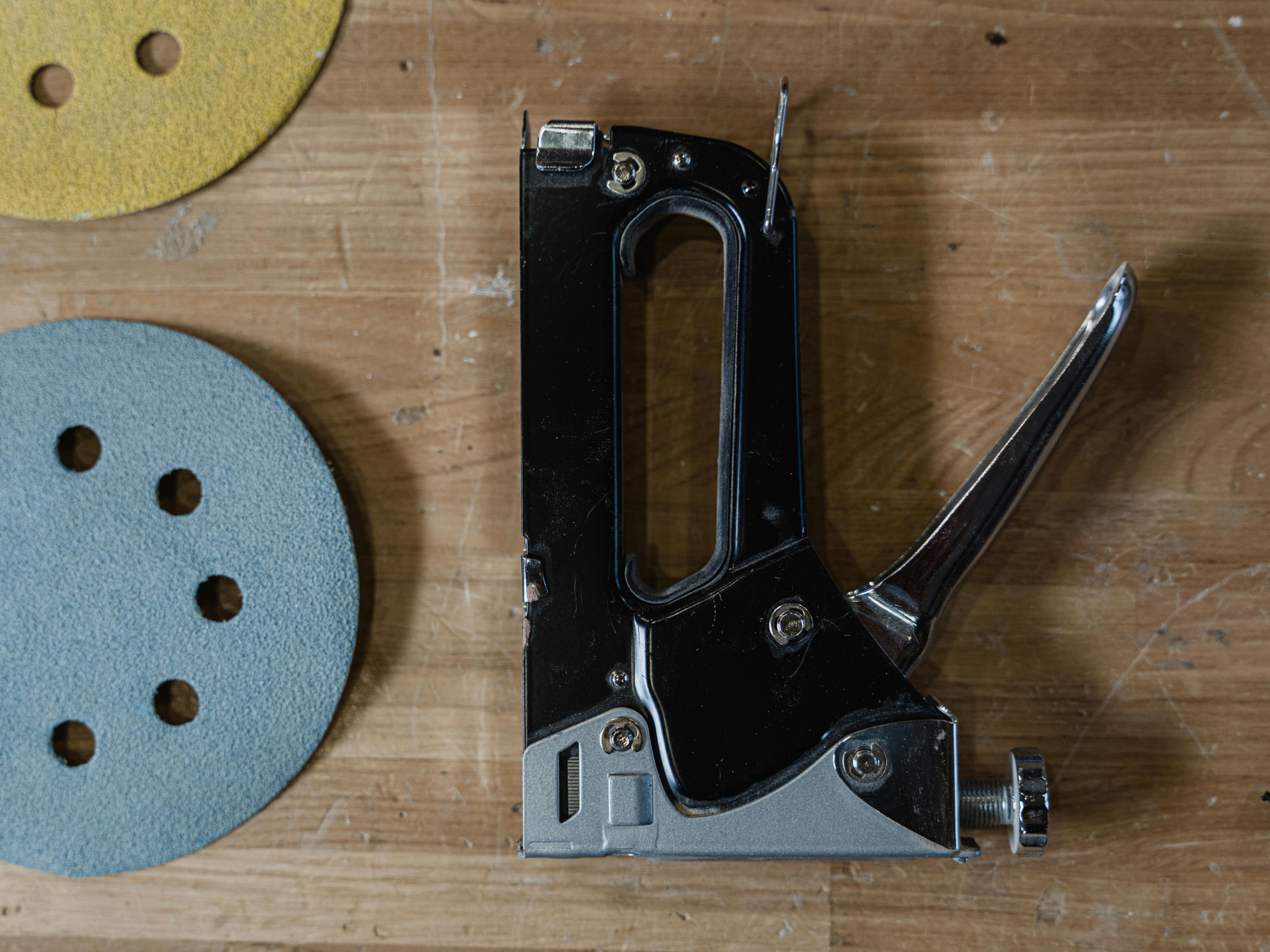Wajib Punya di Kotak Perkakas! Fungsi Staple Gun untuk Sehari-hari