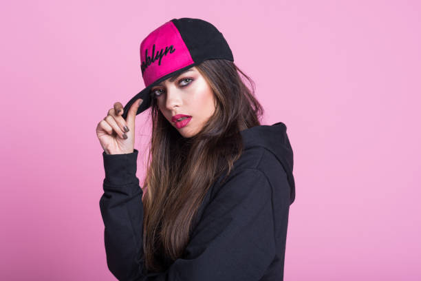 Gaya Santai Nan Kece, Ini 5 Tips Memadukan Topi Baseball dengan Hoodie!