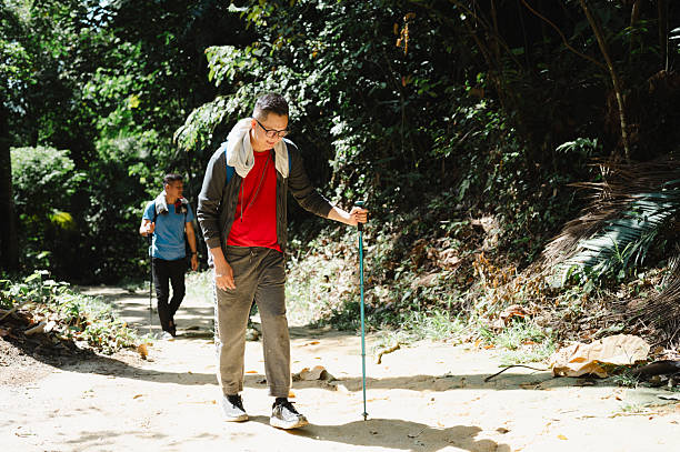 Kenapa Perlu Trekking Pole saat Ngalam di Medan Berat?