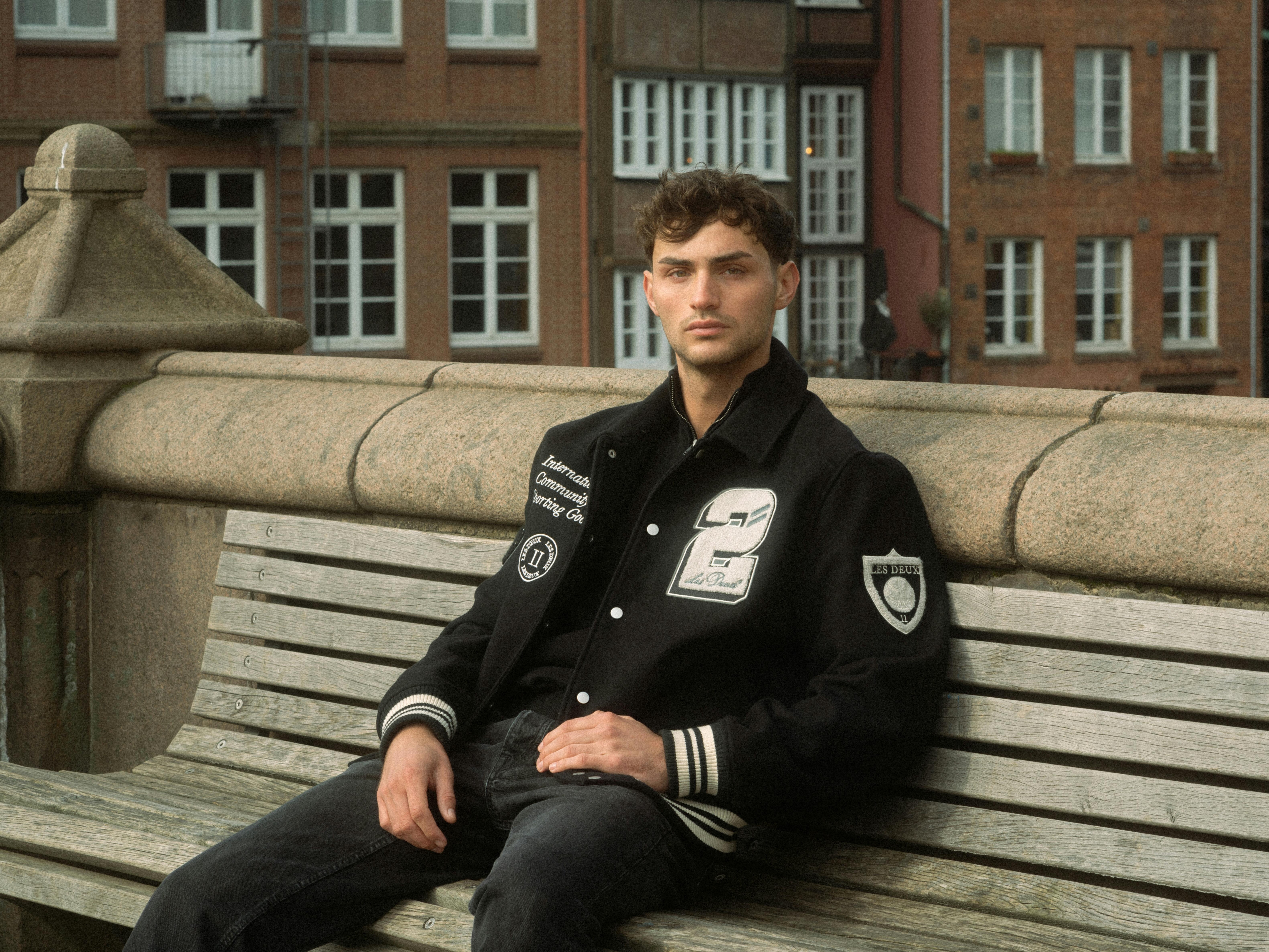 5 Tips Styling Jaket Varsity Biar Gayamu Makin Kece