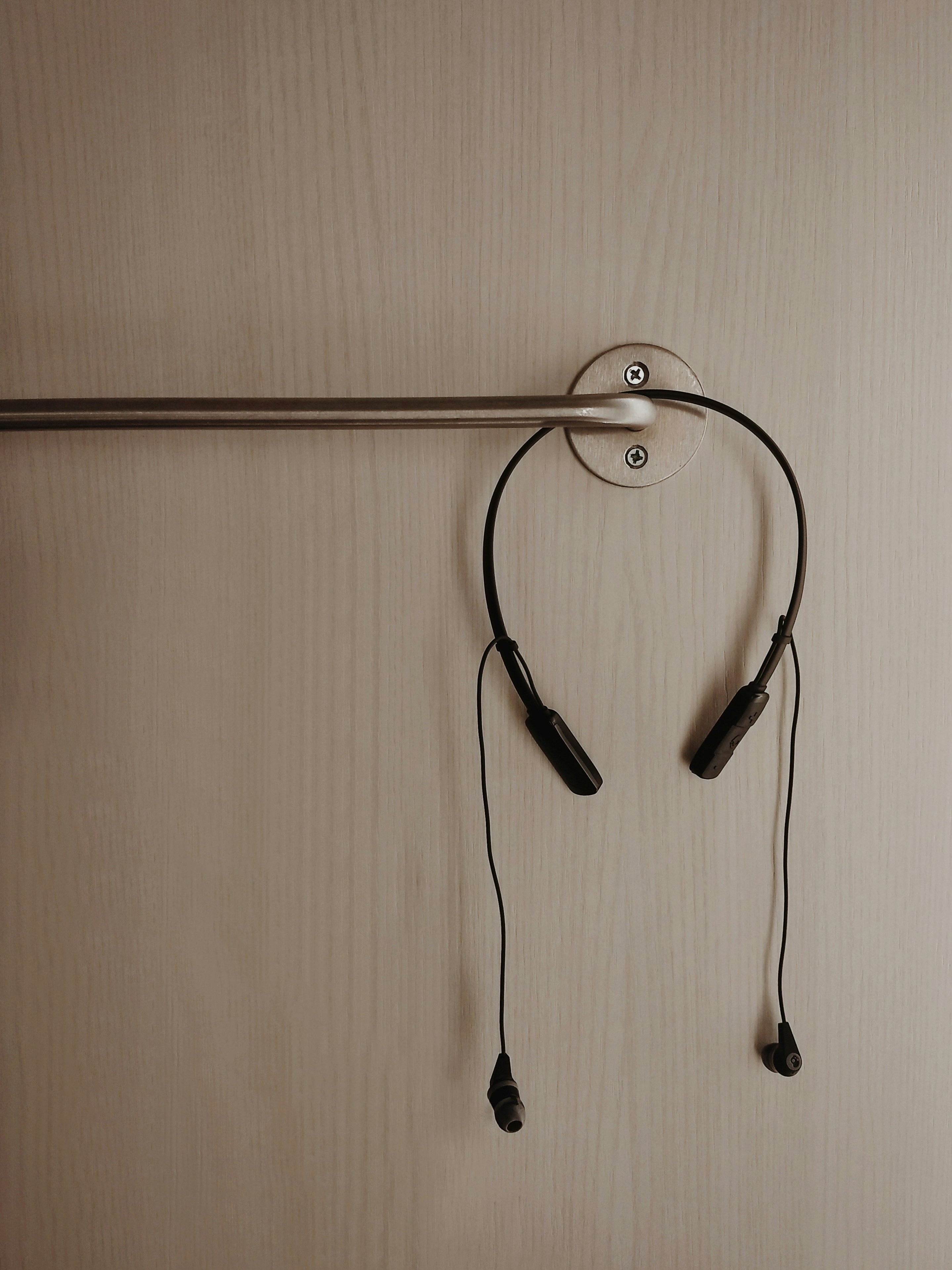 Masih Bingung? Ini Dia Pilihan Tengah Terbaik Antara TWS dan Headphone Kabel!