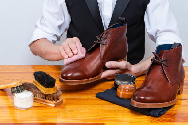 Cara Mudah Membersihkan Sepatu Kulit Pria dalam 4 Langkah