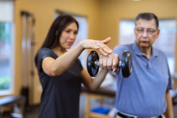 5 Cara Aman Gunakan Dumbbell bagi Pemula, Biar Nggak Cedera Saat Latihan