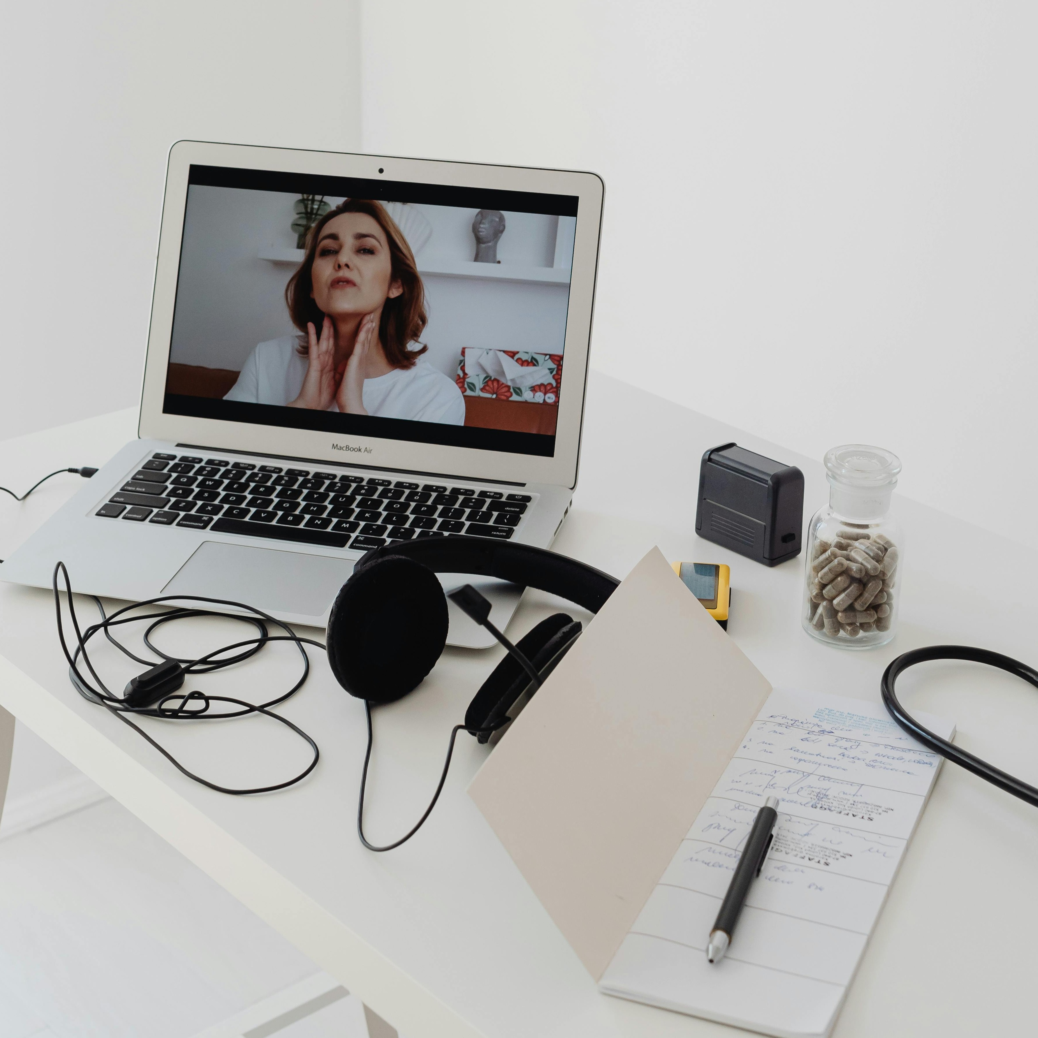 Latar Belakang Berantakan? Ikuti Tips Webcam Kerja Ini untuk Rapat Sempurna!