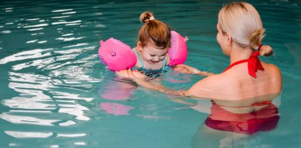 7 Cara Membuat Anak Tidak Takut Air Saat Belajar Renang