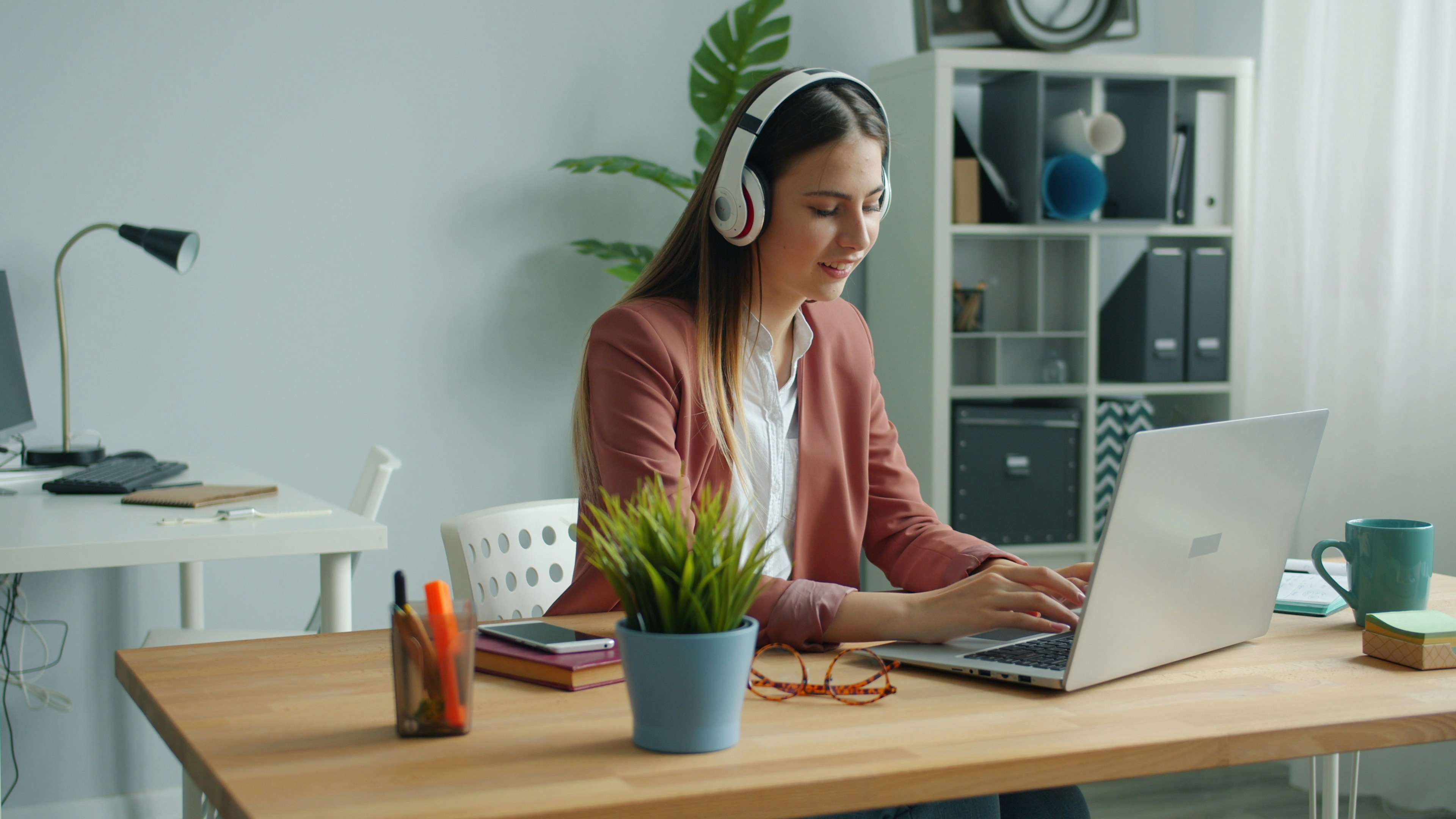 Kerja atau Belajar Jadi Lebih Fokus dengan Musik Lofi, Rahasia Produktif Tanpa Stress