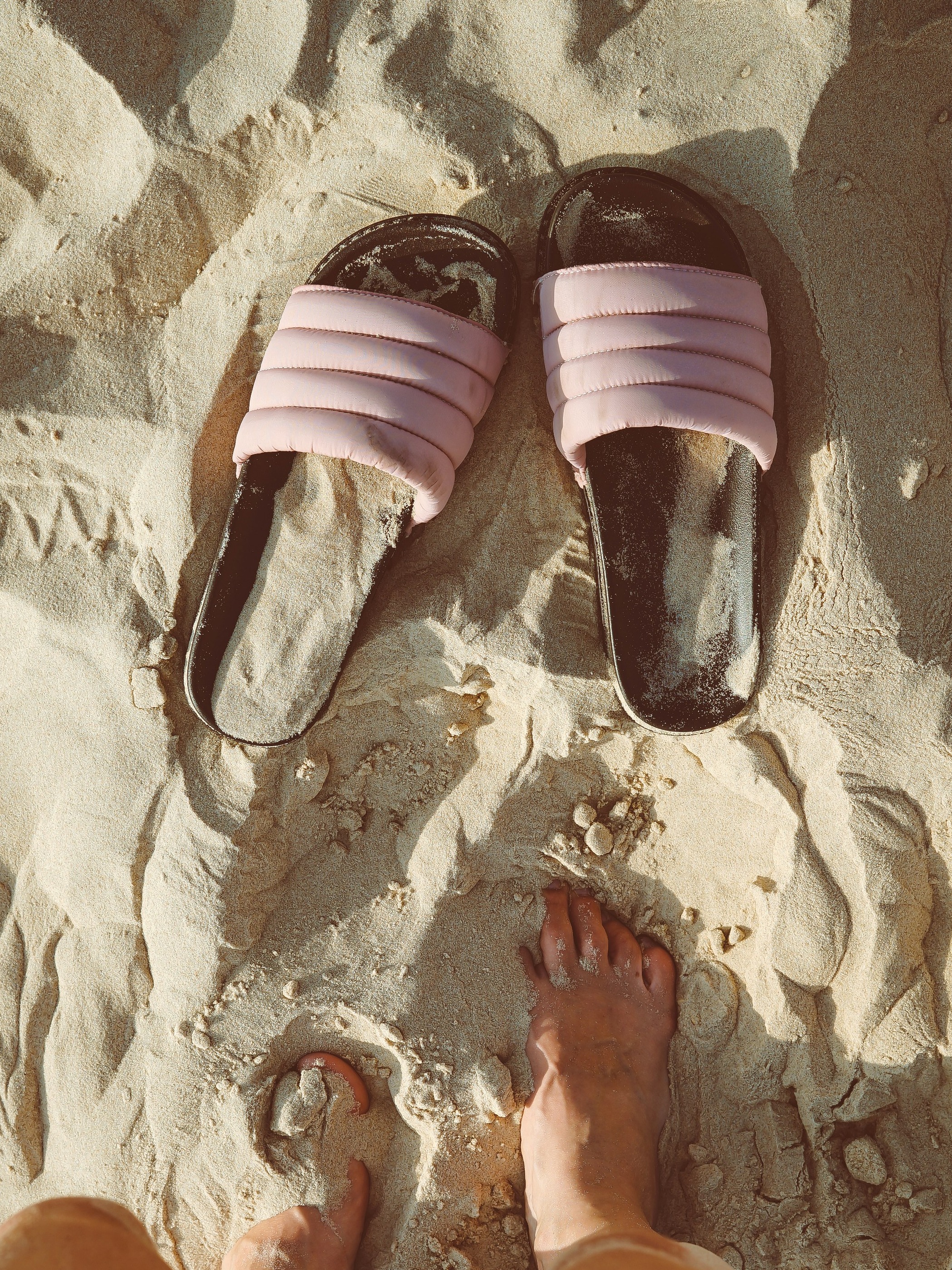 Sandal Karet Wanita, Fashion Praktis Saat Hujan Tiba