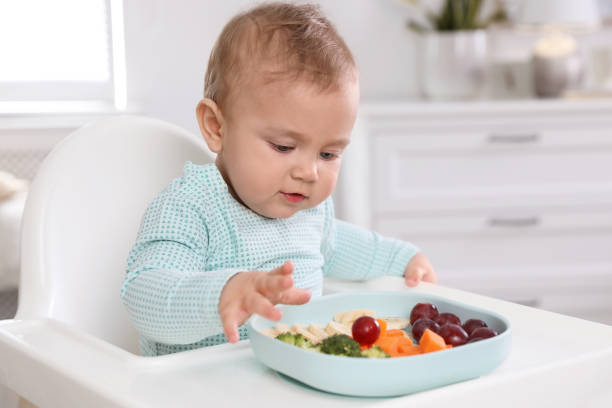 7 Aktivitas Edukatif yang Bisa Dilakukan Bayi Saat Duduk di Kursi Makan