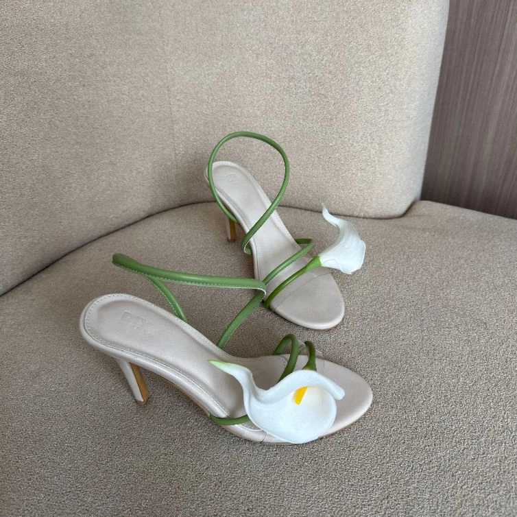 Tren Sepatu Floral yang Bikin Penampilanmu Makin Berkesan
