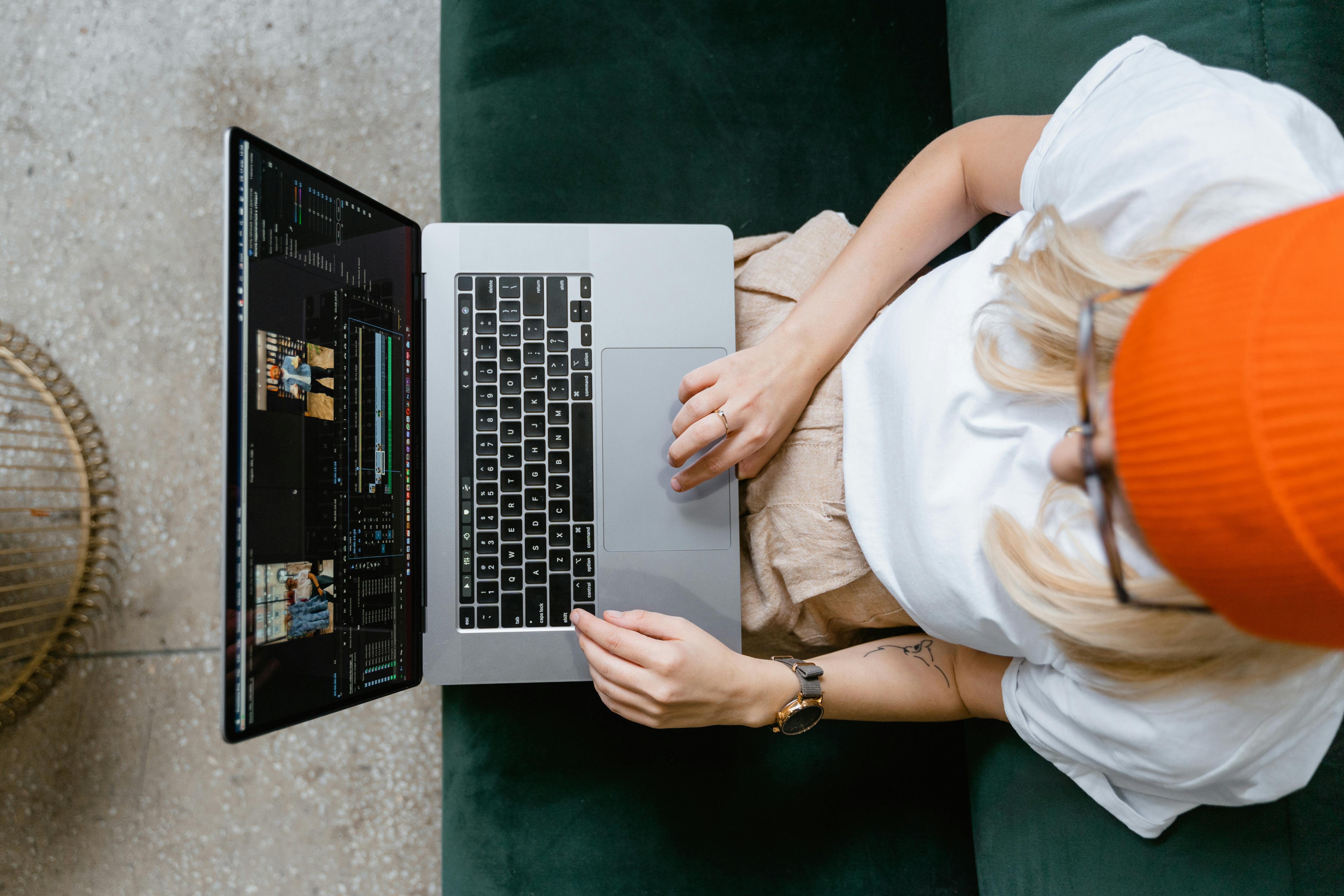 Ubah Kafe Jadi Studio Editing, IEM Terbaik untuk Editor Video On-the-Go!