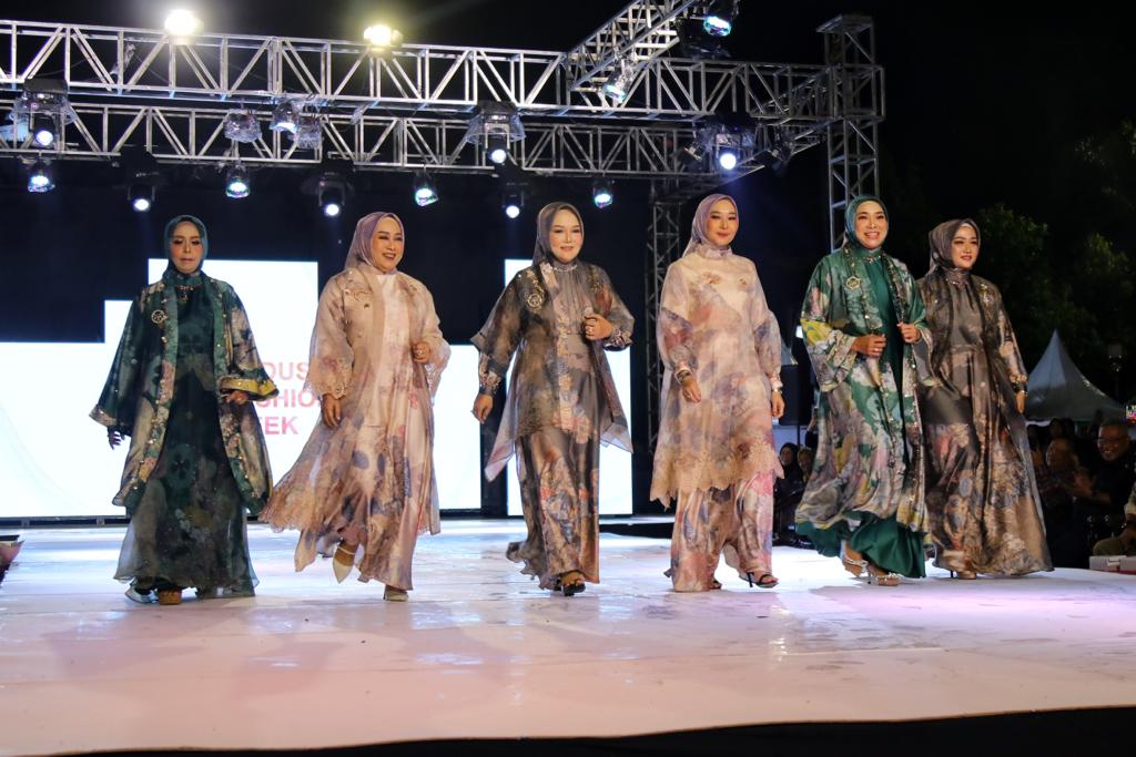 Tren Fashion Kudus & Indonesia: Dari Fashion Week, Shimmer Lebaran sampai Cottagecore