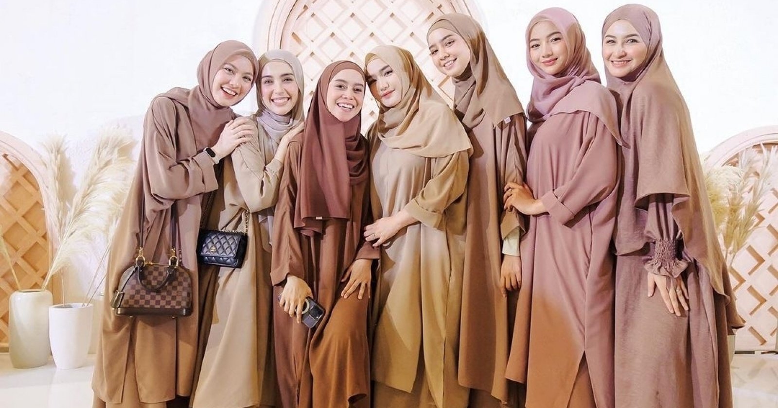 Tren Warna Baju Lebaran 2025: Panduan Warna Keren Biar Silaturahmi Makin Stylish