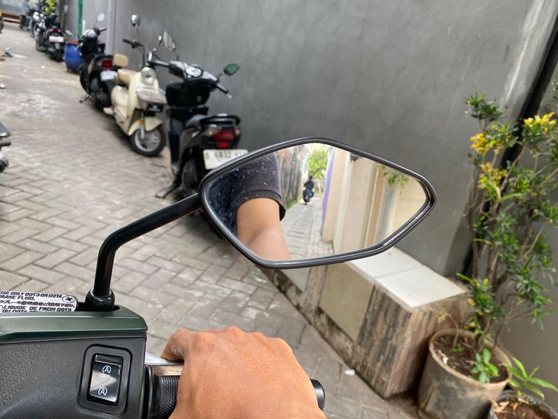 Biar Nggak Buram & Bikin Bahaya, Begini Cara Simpel Rawat Kaca Spion Motor di Rumah