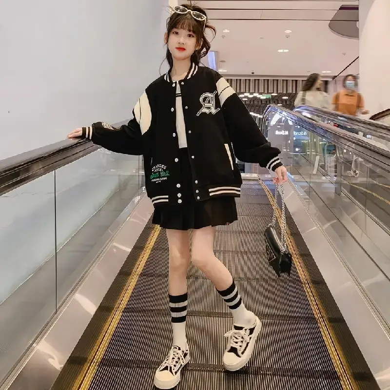 Jaket Varsity Wanita 2025: Dari Oversize Manis sampai Custom Premium yang Super Hits!