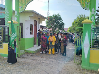 Jalan Santai Penuh Warna: Busana Unik Siswa Meriahkan Harlah ke-20 MA Bustanul Ulum