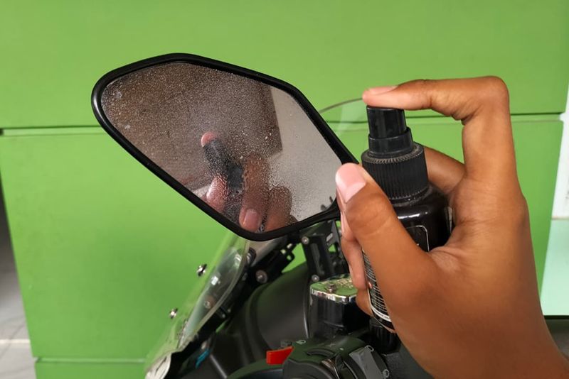 Biar Nggak Buram & Bikin Bahaya, Begini Cara Simpel Rawat Kaca Spion Motor di Rumah