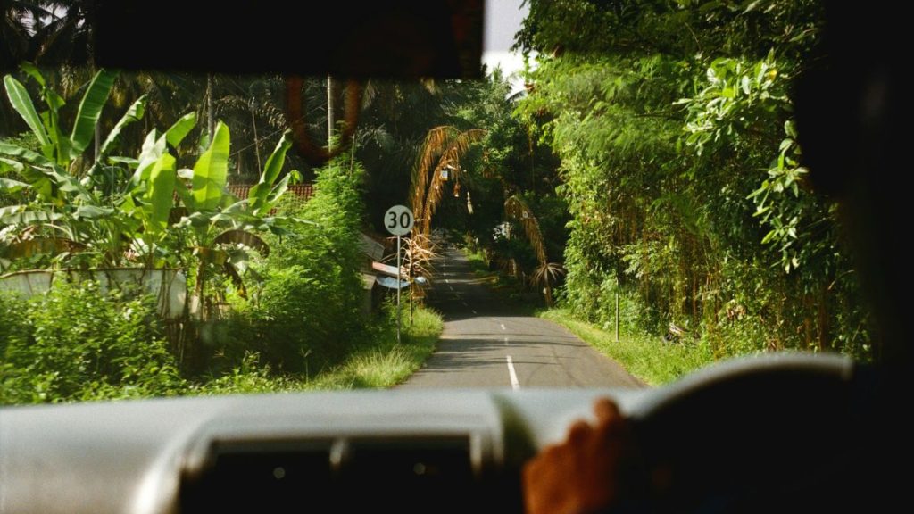 Anti Boncos di Bali: Panduan Lengkap Sewa Mobil Hemat Saat Musim Liburan