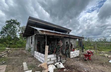 Gotong Royong Hangat di Tomage: Prajurit Yonif TP 808 Bikin Rumah Adat Layak Huni Lagi