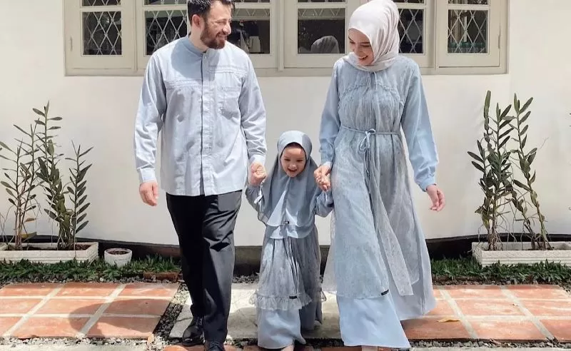 Tren Warna Baju Lebaran 2025: Panduan Warna Keren Biar Silaturahmi Makin Stylish