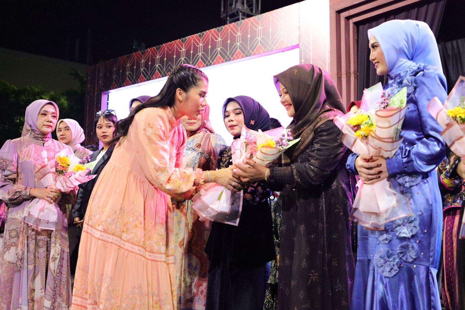 Tren Fashion Kudus & Indonesia: Dari Fashion Week, Shimmer Lebaran sampai Cottagecore