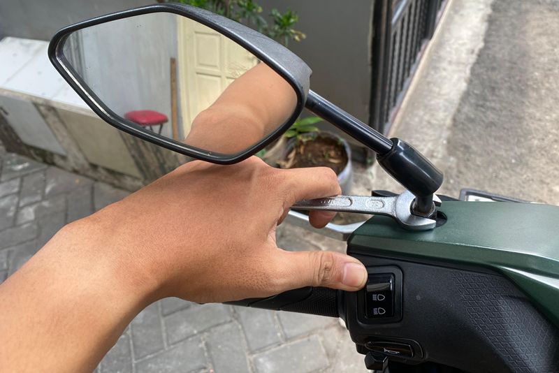 Biar Nggak Buram & Bikin Bahaya, Begini Cara Simpel Rawat Kaca Spion Motor di Rumah