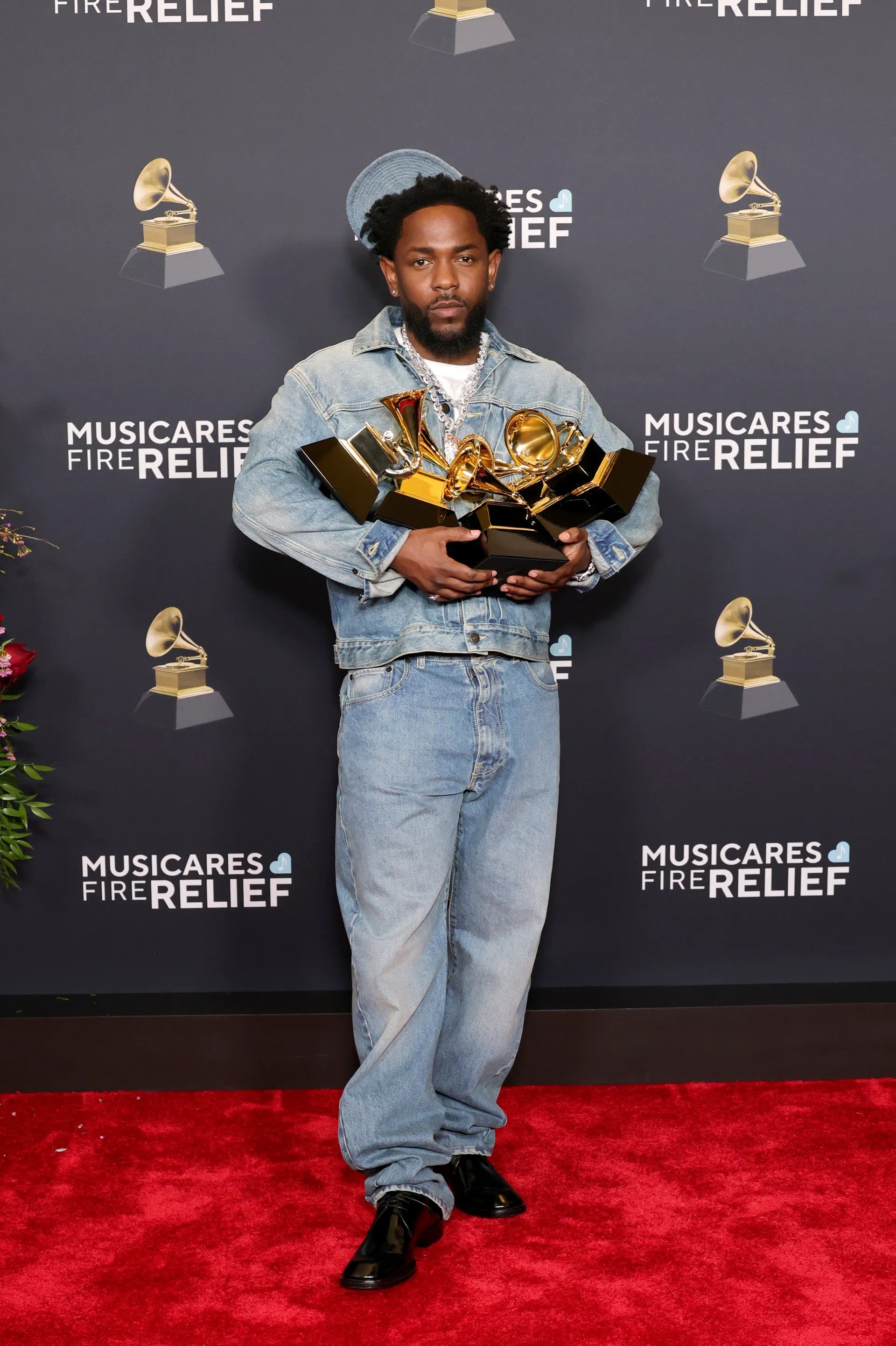 Gaya Kendrick Lamar di Super Bowl: Bukan Sekadar Outfit, tapi Kode Rahasia