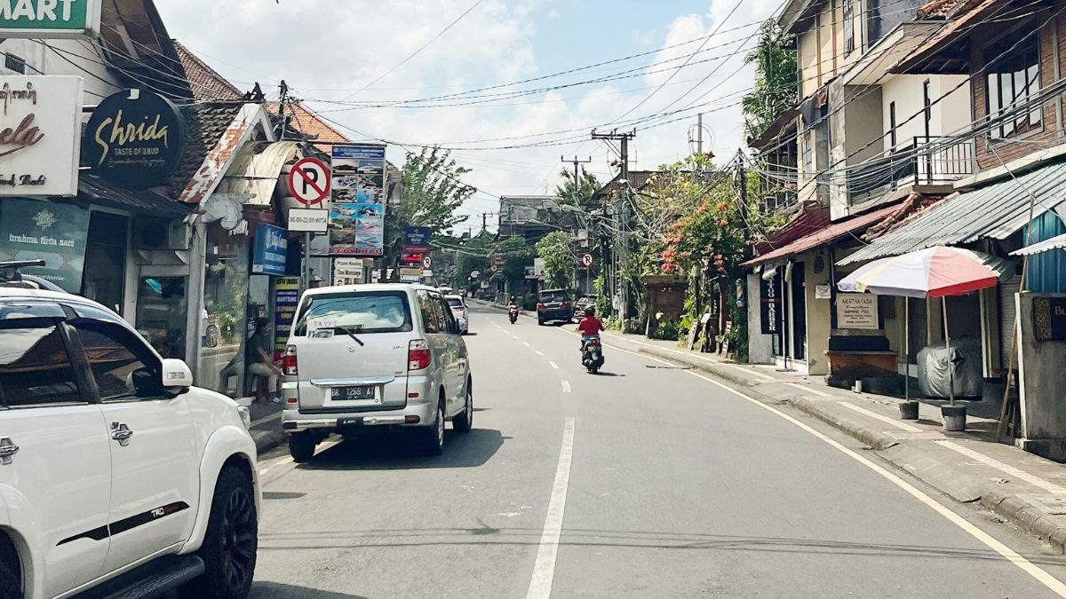 Anti Boncos di Bali: Panduan Lengkap Sewa Mobil Hemat Saat Musim Liburan