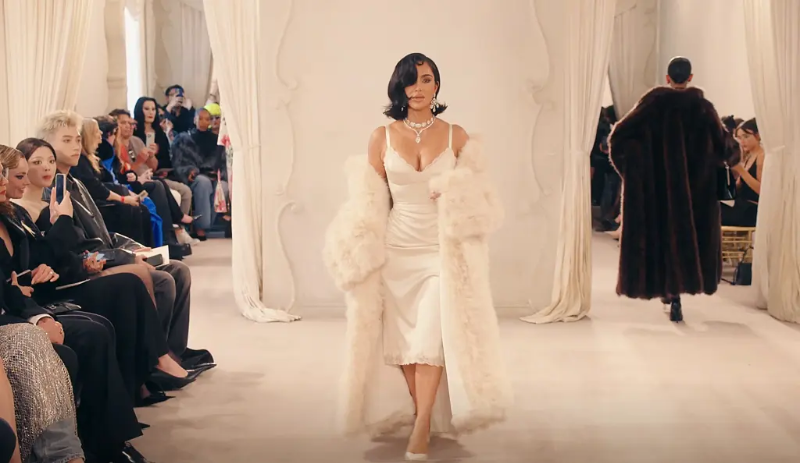 Kim Kardashian Pamer Berlian 250 Karat Warisan Elizabeth Taylor, Angkanya Bikin Melongo!