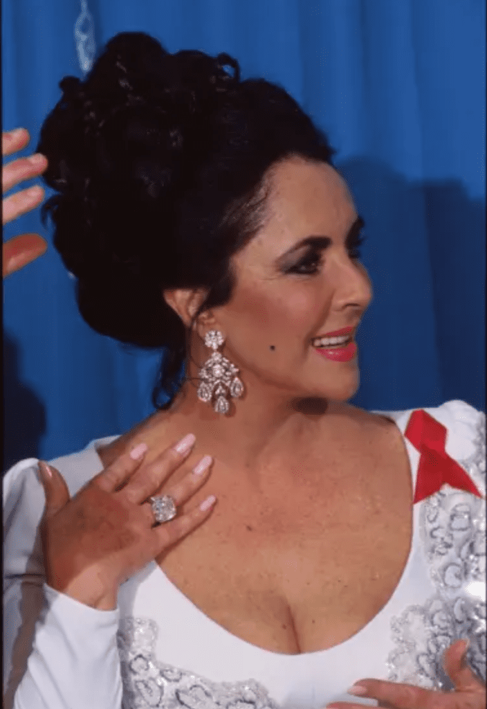 Kim Kardashian Pamer Berlian 250 Karat Warisan Elizabeth Taylor, Angkanya Bikin Melongo!