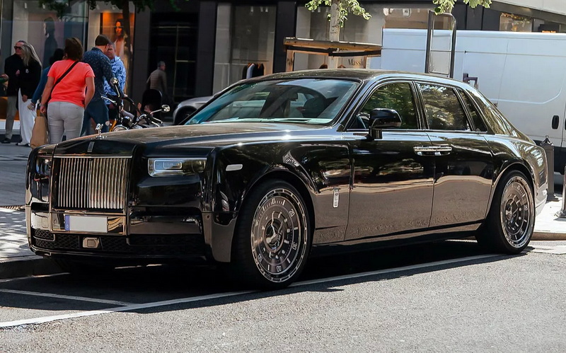 Rolls-Royce Phantom X Velg Rolex: Ketika Jam Tangan Mewah Turun ke Aspal