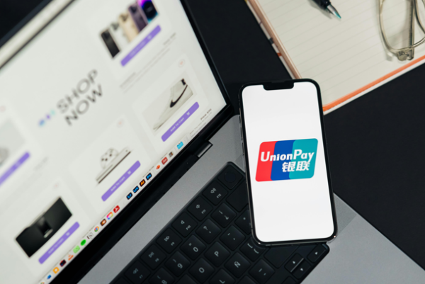 FOMO TikTok Bikin Dompet Menjerit: Begini Cara Tren Fashion Menggiring Mahasiswa Belanja Impulsif