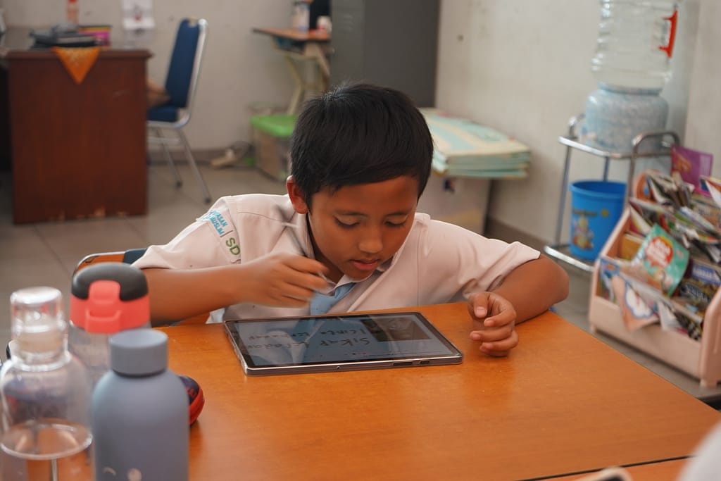 Belajar Pakai Tablet di SD Al Muslim: Serunya Kelas Digital Sejak Dini
