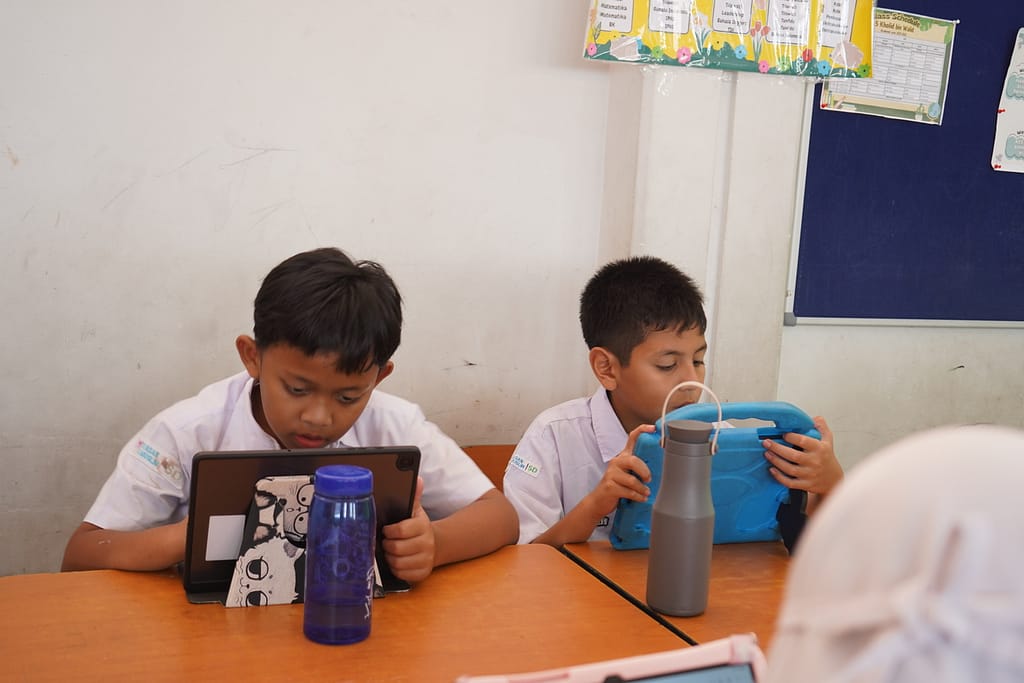 Belajar Pakai Tablet di SD Al Muslim: Serunya Kelas Digital Sejak Dini