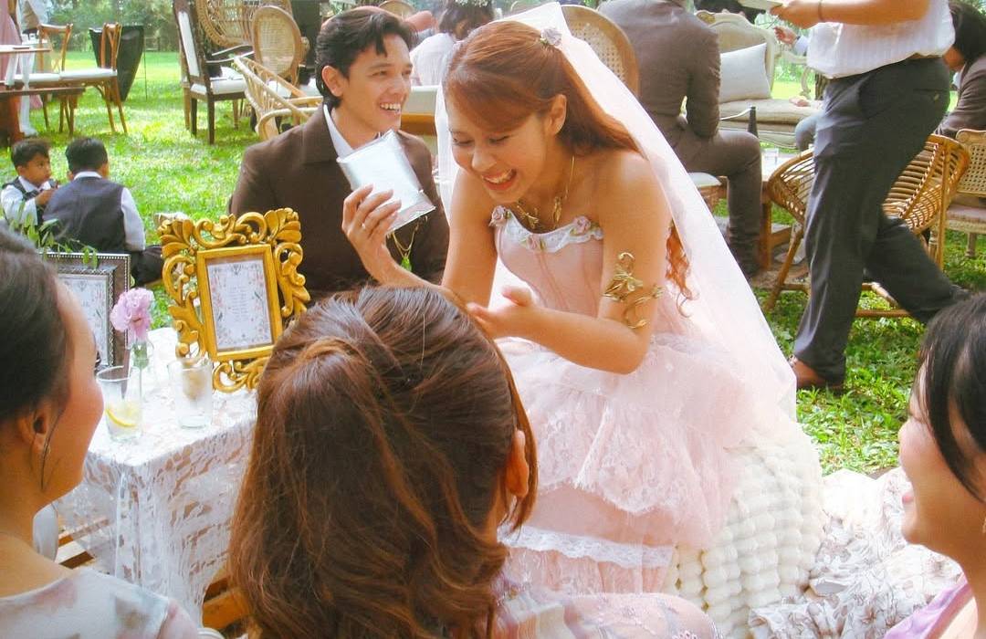 Viral! Konsep Enchanted Forest & Gaun Pink Coquette ala Nadin Amizah yang Bikin Pengen Nikah Cepat-Cepat