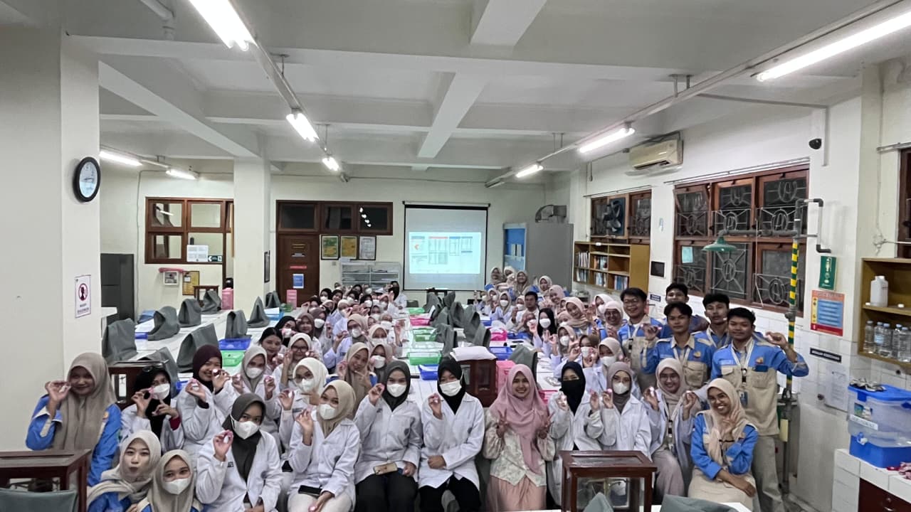 Dari Lab ke Glow: Serunya Meracik Blush On Sendiri di Kelas Formulasi UAD