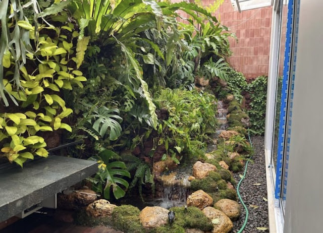 10+ Ide Kolam Air Terjun Batu Alam yang Bikin Taman Rumah Auto Mewah dan Adem