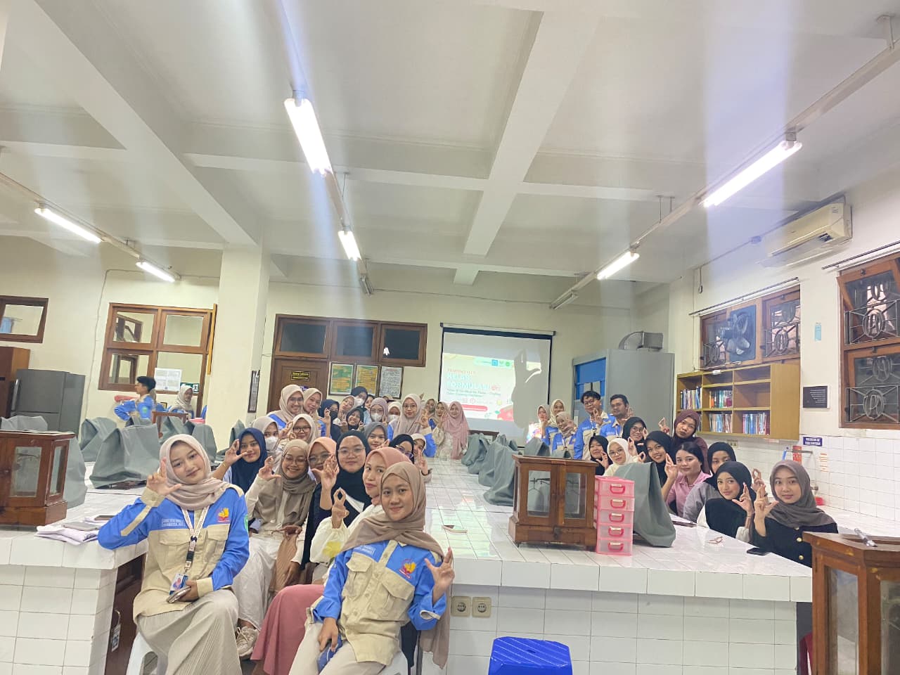 Dari Lab ke Glow: Serunya Meracik Blush On Sendiri di Kelas Formulasi UAD