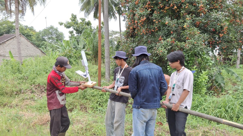 Desa Makin Terang, Warga Makin Nyaman: Kisah Sukses Lampu Surya Mahasiswa KKN Unila