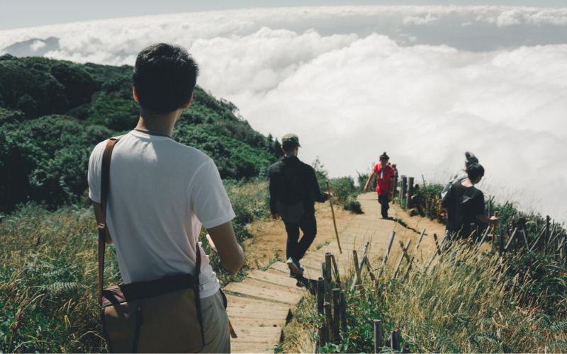 Mau Ngejar Sunrise di Puncak Tertinggi Bali? Simpan Dulu Panduan Jalur Gunung Agung Ini!