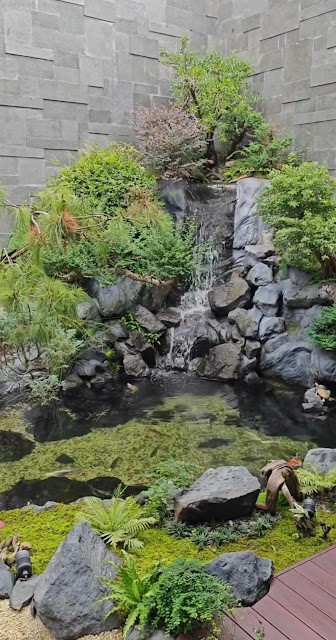 10+ Ide Kolam Air Terjun Batu Alam yang Bikin Taman Rumah Auto Mewah dan Adem