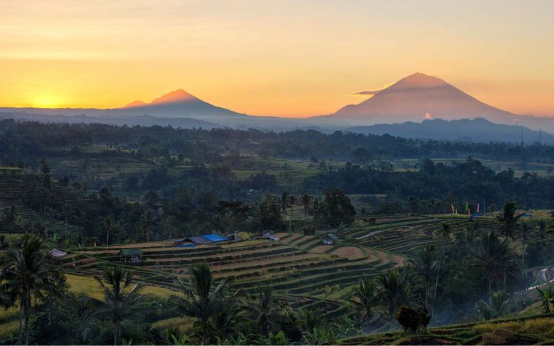 Mau Ngejar Sunrise di Puncak Tertinggi Bali? Simpan Dulu Panduan Jalur Gunung Agung Ini!