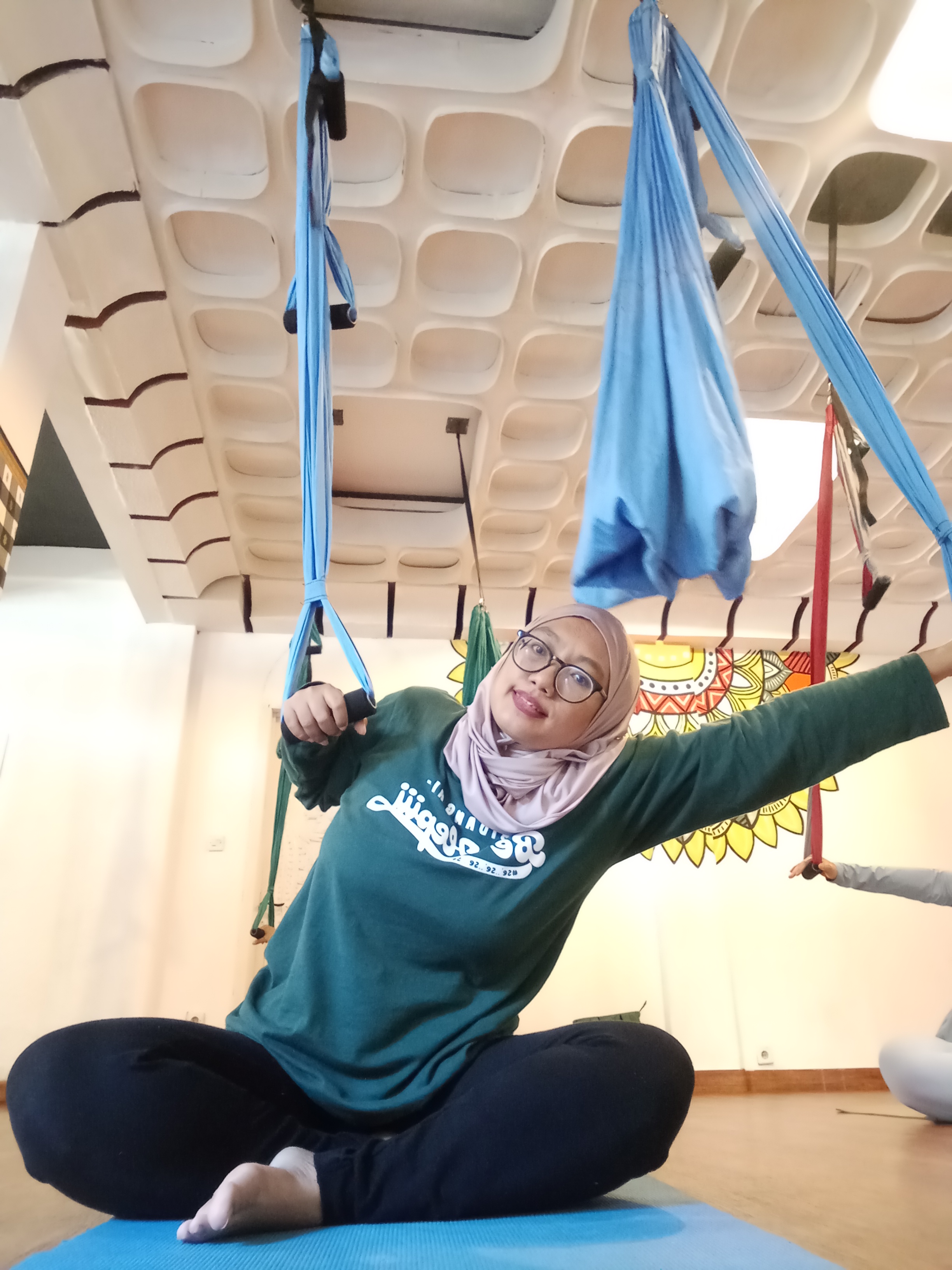 Dari Takut Melayang sampai Ketagihan: Pengalaman Pertama Coba Yoga Swing untuk Pemula